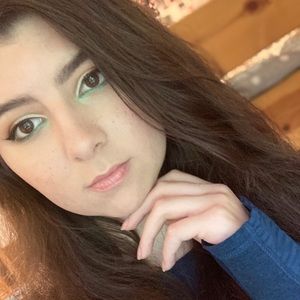 Meet your Posher, Caitlin